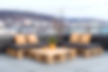 Rahat bir oturma odası, doğal dekor ve huzurlu bir ortam, rahatlama ve sosyal etkinlikler için mükemmel bir ortam keşfedin..