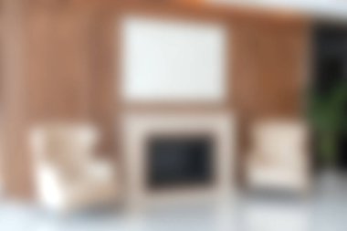 Krem rengi sandalyeler ve ahşap bir duvarın bulunduğu modern bir minimalist oturma odası samimi ve davetkar bir ortam yaratıyor. Geniş tasarım zarif sadeliği ve şık konforu temsil eder..