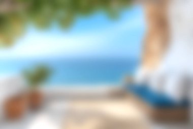 Mavi bir deniz, parlak bir gökyüzü ve doğa güzelliğinin tadını çıkarmak ve rahatlamak için mükemmel bir açık hava oturma yeri sunan çarpıcı bir sahil manzarası..