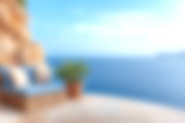 Bu resim sakin bir okyanusa bakan sakin bir terası yakalıyor, rahatlamak için mükemmel. Açık mavi gökyüzü ve uzak ufuk huzurlu atmosferi yükseltiyor, tatil için ideal..