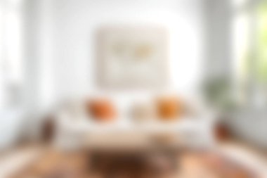 Sıcak tonlara ve şık dekorlara sahip rahat bir oturma odası, doğal ışıkla yıkanmış, rahatlatıcı ve davetkar bir atmosfer yaratıyor..