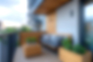 Rahat koltuklar, doğal bitkiler ve hava tasarımı içeren modern bir balkon. Rahatlamak ve dışarıda eğlenmek için mükemmel..