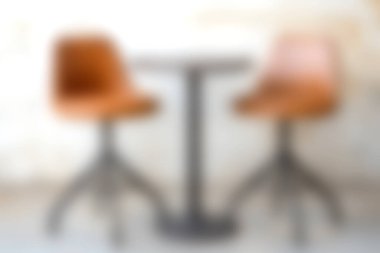 Bu şık mutfak sahnesinde ahşap bar tabureleri ve yumuşak odaklı modern bir masa var, davetkar bir atmosfer yaratıyor. Ev dekorasyonu için mükemmel..