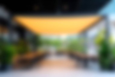 Bu canlı açık hava yemek alanı modern tasarım elementleriyle dolu rahat bir atmosfere sahiptir. Yeşilliğin ortasında toplanma, yemek ve rahatlama için mükemmeldir..