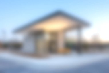 Bu resim, gün batımında aydınlatılmış minimalist bir tasarımın yer aldığı modern bir mimari yapıyı gösteriyor, kentsel bir ortamda davetkar bir atmosfer sağlıyor..