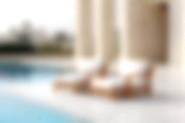 Huzurlu bir havuz kenarı sahnesi keşfedin yumuşak yastıklı rahat şezlonglar, sıcak güneşin altında rahatlamaya davet, tatil kaçışları için mükemmel.