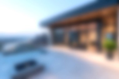 Güneşli bir günde dinlenmek ve eğlenmek için ideal, davetkar bir havuzu ve güzel açık alanları olan büyüleyici, modern bir villa..