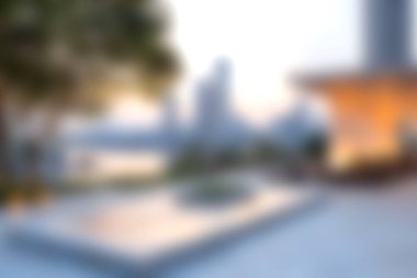 Şık mobilyaların bulunduğu modern bir açık hava salonunda rahatlayın ve alacakaranlıkta çarpıcı bir şehir silueti, rahatlık ve rahatlık için sakin bir atmosfer yaratın..