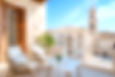 Huzurlu bir balkon sahnesi, rahat koltuklar ve açık hava ve rahatlama için mükemmel mavi gökyüzünün altında güzel bir şehir manzarası..