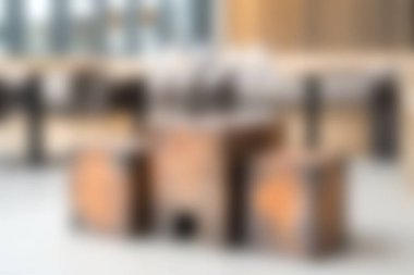 Bu resim, sıcak tonlara ve yumuşak ışığa dikkat çeken modern bir iç mekanda güzel bir kırsal ahşap mobilya düzenlemesi sergiliyor. Tasarım için mükemmel..