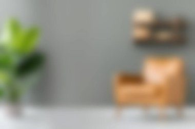 Bu modern rahat iç mekan, rahat bir yaşam tarzı için mükemmel, yemyeşil bir bitki ile eşleştirilmiş kahverengi bir koltuk sergiliyor. Minimalist tasarım rahatlığı ve tarzı vurgular..