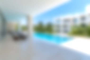 Bu resim, modern ortamlarda rahatlama ve rahatlama için mükemmel bir yüzme havuzu bulunan canlı ve davetkar bir iç mekan gösteriyor..