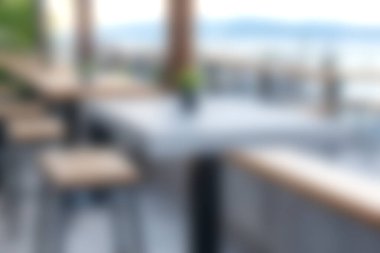 Ahşap koltukları ve okyanus manzaralı masaları olan çağdaş bir açık hava barı. Sakin bir atmosferde rahatlamak ve içkinin tadını çıkarmak için mükemmel..