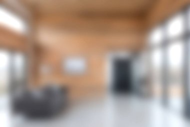 Çağdaş oturma odasında geniş pencereler ve sıcak ahşap aksanlar sayesinde doğal ışık sergileniyor. Rahatlama ve modern yaşam tarzı estetiği için mükemmel..