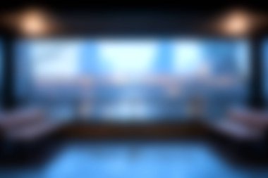 Geniş bir pencereden manzaralı bir şehir manzarası sunan şık ve rahat bir salon, ortam aydınlatması rahatlama ve sosyal toplantılar için mükemmel bir ortam yaratıyor..