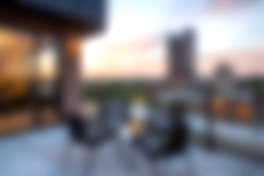 Şık mobilyaları olan sakin bir balkon keşfedin, günbatımında şehrin ufuk çizgisini görmenizi sağlayacak. Kentsel sükuneti tecrübe et.