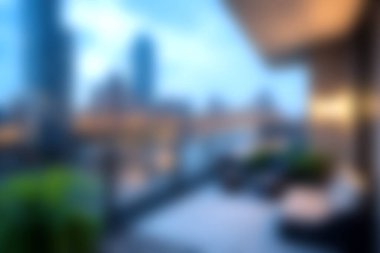 Huzurlu bir şehir manzarası modern bir terası gösteriyor. Etrafı yeşilliklerle çevrili, şehir yaşamında rahatlamak ve keyif almak için mükemmel bir yer..