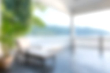 Modern balkon manzaralı, çarpıcı bir kıyı şeridine bakan, yemyeşil ve dinlenmek için mükemmel sakin bir atmosfere sahip sakin bir an yaşayın..