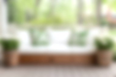 Yumuşak yastıkların ve yemyeşil yeşilliklerin bulunduğu sakin bir açık hava oturma alanı, büyüleyici bir bahçe ortamında rahatlama ve rahatlama için mükemmel. Boş zamanlar için ideal..