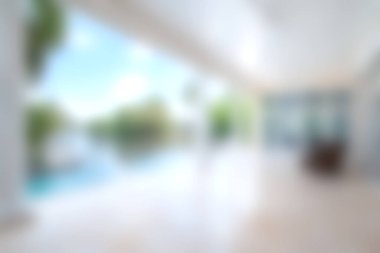 Geniş pencereli, havuzu ve yemyeşil manzaralı modern oturma odasını davet ediyorum. Rahatlamak için mükemmel ve sakin bir yer..