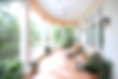 Bu yumuşak odaklı görüntü, yemyeşil yemyeşil ile çevrili sakin bir sundurma ayarı yakalar, doğal ışığı davet eder, ve rahatlama hissi açık hava eğlence anları için mükemmeldir..