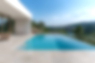 Bu görüntüde büyüleyici bir modern yüzme havuzu var. İçinde kristal berraklığında su var. Resimli dağlar, rahatlamak için mükemmel bir zemin..