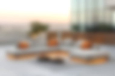 Bu görüntü rahat bir açık hava salonu yakalar, şık bir oturma ve sıcak ışıklandırma, şehir akşam ortamında rahatlamak için mükemmel..