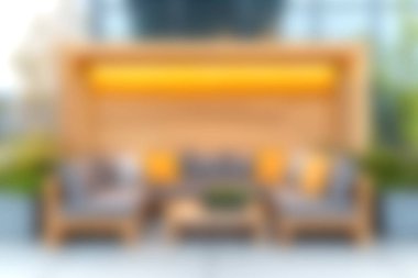 Rahat bir oturma, çevre aydınlatma ve yeşillik içeren, modern ortamlarda rahatlama ve sosyal etkinlikler için mükemmel tasarlanmış bir açık hava salonu..