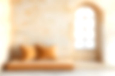 Bu resim, sıcak tonlara ve yumuşak dokulara sahip rahat bir yaşam alanı sergiliyor. Minimalist tasarım rahatlığı ve rahatlığı vurgular. Huzurlu bir geri çekilme için mükemmel..