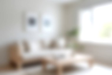 Doğal ışık, yumuşak renkler ve topraksı tonlardan oluşan rahat, minimalist bir oturma odası. Rahatlamak ve gevşemek için sıcak, davetkar bir atmosfer yaratıyor..