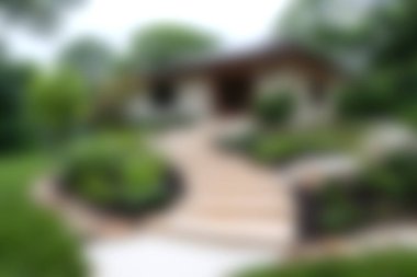 Serene bahçe yolu, ziyaretçileri canlı çiçekler ve yemyeşil ile çevrili, rahat bir eve davet eder, mükemmel bir açık hava inzivası yaratır..