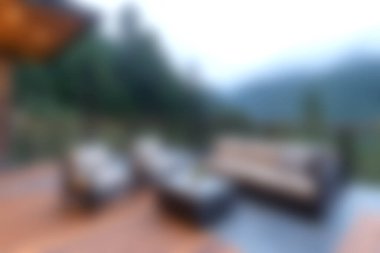 Sakin bir açık alan sisli dağların huzurlu manzaralarını sunuyor, rahatlamak için mükemmel. Bu rahat yerde şık mobilyalar ve rahatlatıcı bir ortam var..