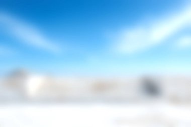 Sakin bir kış manzarası, yumuşak karları sergiliyor. Yumuşak mavi gökyüzünün altında, yumuşak beyaz bulutlar, sükuneti ve sükuneti davet ediyor..