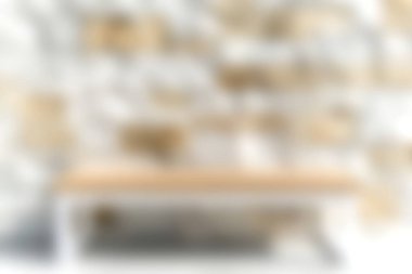 Parlak ve havadar bir ofis. Tarafsız, dokulu bir duvara dayalı şık ahşap bir masa. Minimalizmin ve üretkenliğin mükemmel bir karışımı..