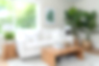 Bu parlak ve davetkar oturma odasında rahat beyaz bir kanepe ve ahşap bir sehpa var. Yeşil bitkiler ferahlatıcı bir dokunuş ekleyerek sıcak atmosferi güçlendirir..