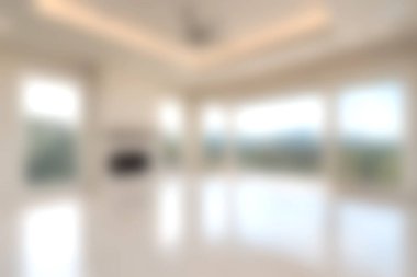 Bu resim, doğal ışık ve manzara manzarası sağlayan panoramik pencereleri gösteren modern boş bir oda yakalıyor. Tasarım ilhamı için ideal.