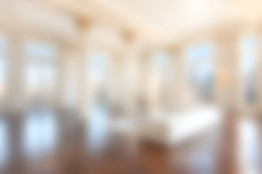 Bu resim, zarif mobilyaları ve hoş bir atmosferi olan, doğal ışıkla dolu, parlak ve havadar modern bir oturma odasını gösteriyor. Dekor için mükemmel..