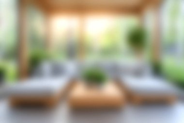 Rahat bir oturma ve canlı yeşillik içeren sakin bir açık hava salonu, rahatlamak için mükemmel. Bu davet edici alan doğal ışıkla dolu, sakin bir atmosfer yaratıyor..