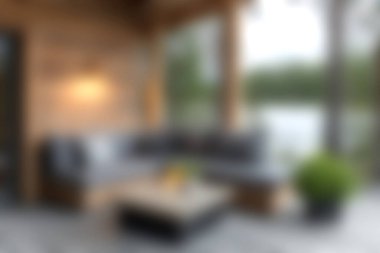 Yumuşak oturaklı, ahşap aksanlı ve rahatlatıcı su manzaralı sakin bir açık hava yaşam alanının keyfini çıkarın. Rahatlamak ve toplanmak için mükemmel bir yer..