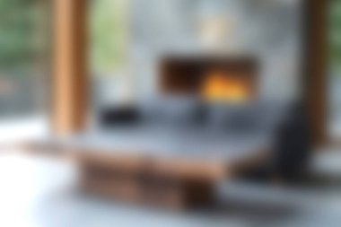 Bu zarif oturma odasında rahat bir şömine ve geniş doğal ışık var. Modern tasarım unsurları sergiliyor ve rahatlama için dekorasyonu davet ediyor..