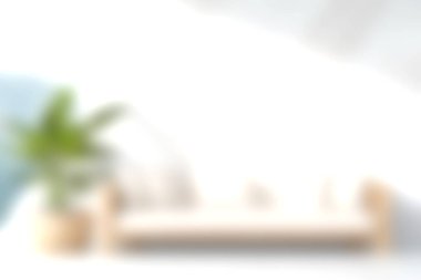 Yumuşak tekstil ürünleri, kapalı bir bitki ve rahat bir atmosfer yaratan sakin dekorların yer aldığı parlak ve davetkâr bir oturma odası..