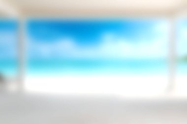 Okyanusa ve güzel mavi gökyüzüne yumuşak bir odak gösteren sakin bir sahil sahnesi. Rahatlamanın ve huzurlu tatil titreşimlerinin özünü yakalıyor..