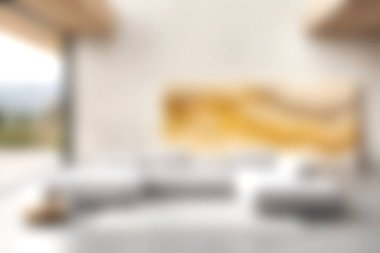 Bu resim, lüks bir kanepe, zarif mobilyalar ve geniş pencerelerden bol miktarda doğal ışık içeren modern bir oturma odasını sergiliyor, rahat ve davetkar bir atmosfer yaratıyor..