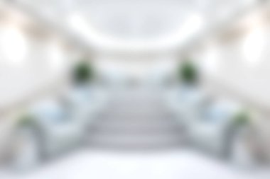 Modern mobilyaların ve parlak ışığın bulunduğu zarif bir kabul alanının büyüleyici görüntüsü, geniş bir çevrede hoş bir ortam sağlıyor..