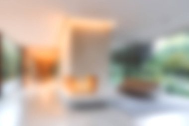 Parlak ve ferah minimalist oturma odası doğal ışık ve zarif döşemelerle modern tasarımı sergiliyor, sıcak ve davetkar bir atmosfer yaratıyor..