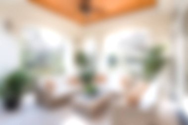 Doğal ışık, rahat mobilyalar ve gür yeşillik içeren parlak ve davetkar bir yaşam alanı. Rahatlama ve modern yaşam için mükemmel..