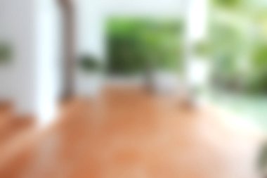 Sıcak ahşap zeminler ve bereketli yeşilliklerle dolu sakin ve modern bir yer. Parlak, doğal ışıkta sükunet ve rahatlamaya davetiye çıkarıyor..