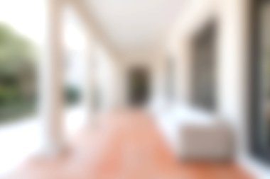 Bu görüntü, doğal ışıkla dolu sakin ve bulanık bir açık hava koridorunu yakalar. Zarif ve davetkar bir atmosfer yaratır. Modern mimari tasarımı sergilemek için mükemmel..