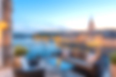 Günbatımında sakin bir arkaplan karşısında canlı bir şehrin ufuk çizgisini gösteren modern bir balkondan çarpıcı bir manzara. Rahatlamak ve rahatlamak için mükemmel..