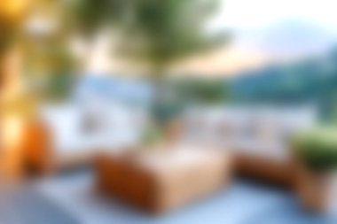 Ahşap mobilyalar ve yumuşak yastıkların bulunduğu sakin bir açık hava salonu, sosyalleşmek ya da doğada dinlenmek için mükemmel. Sıcak akşamlar için ideal..